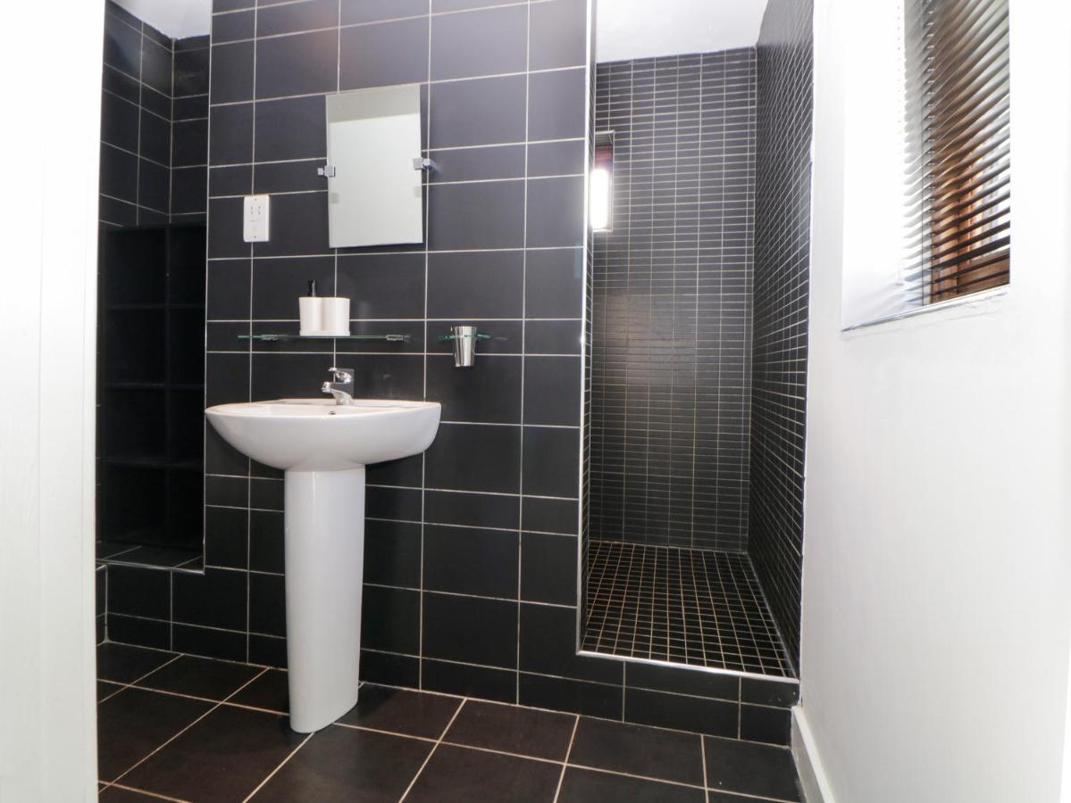 Iroko Villa Torpoint Luaran gambar