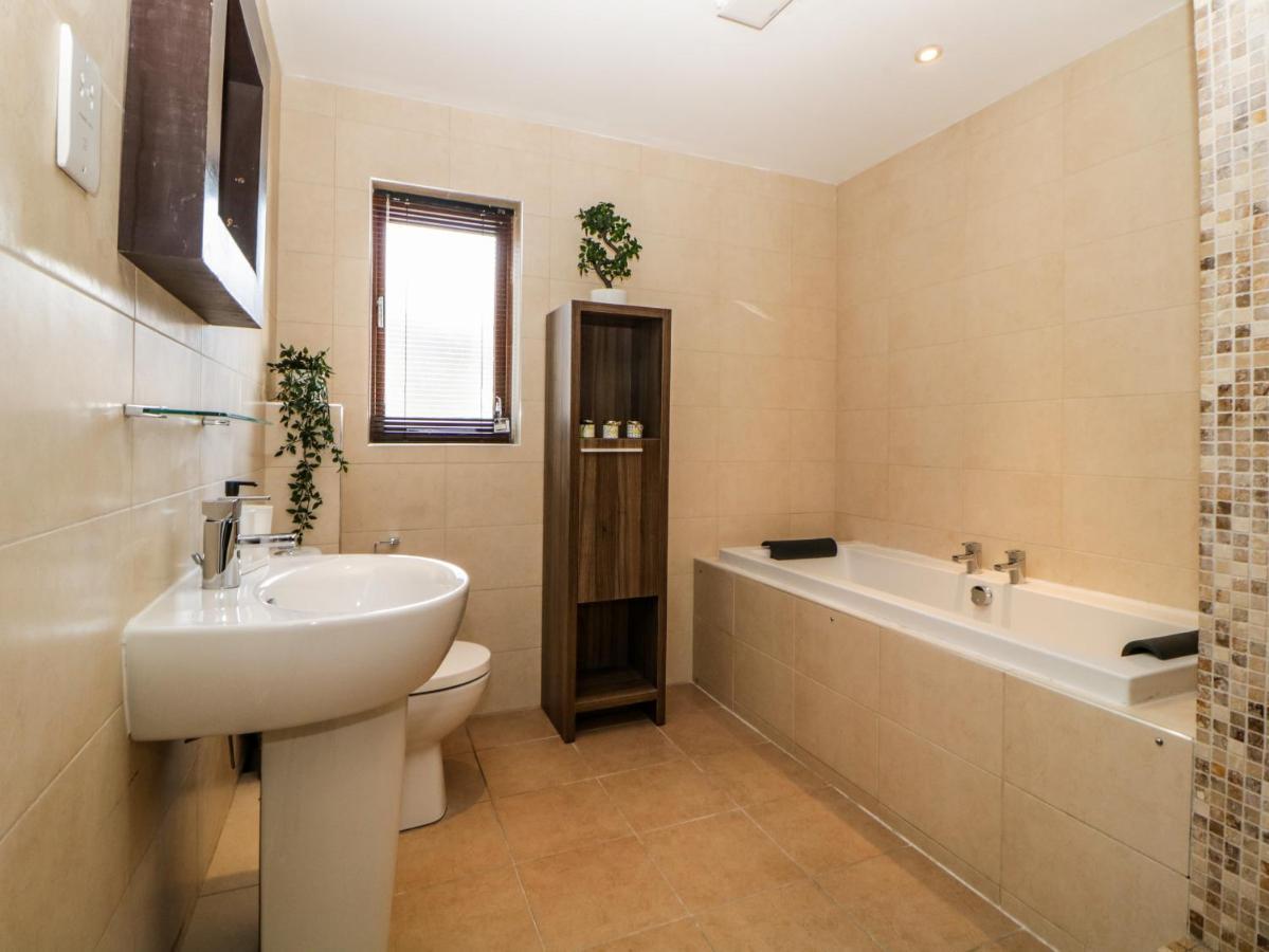 Iroko Villa Torpoint Luaran gambar