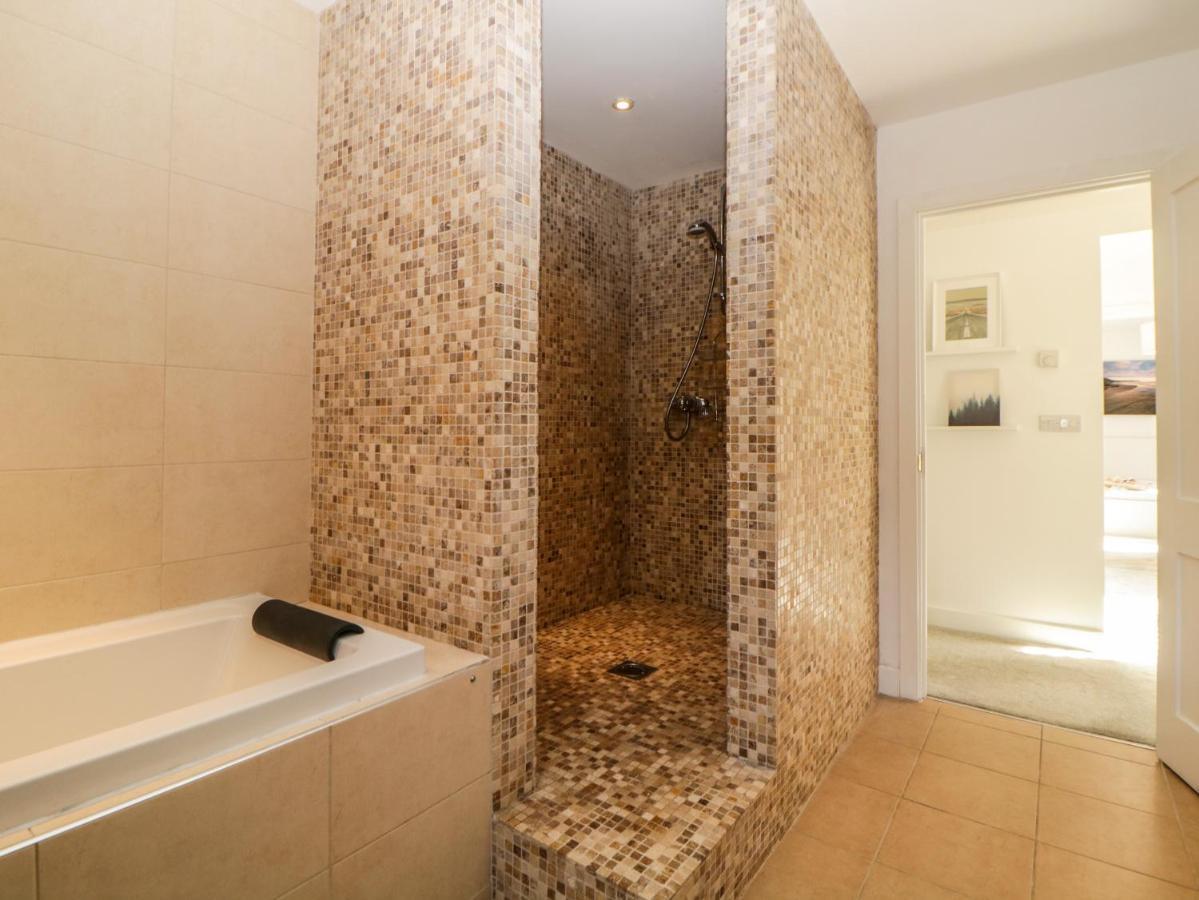Iroko Villa Torpoint Luaran gambar